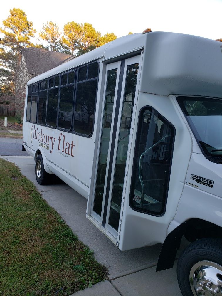 2004 ford F-450 25 passenger bus