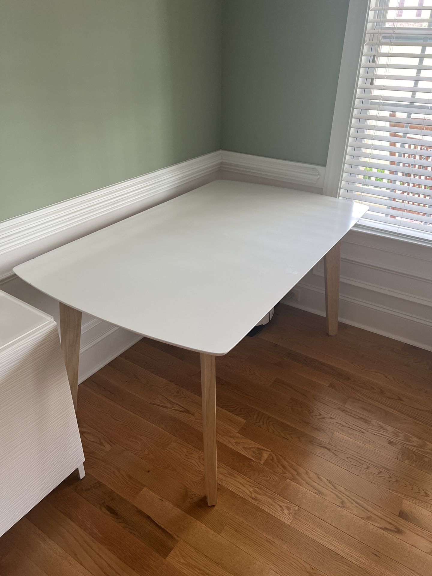 Table (white top + wood legs)