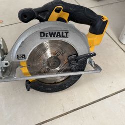dewalt saw in good conditions 
