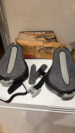 Yakima Mako Saddles carry 1 boat including paddle buckle on a built in strap .
