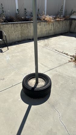 Standalone tetherball stand