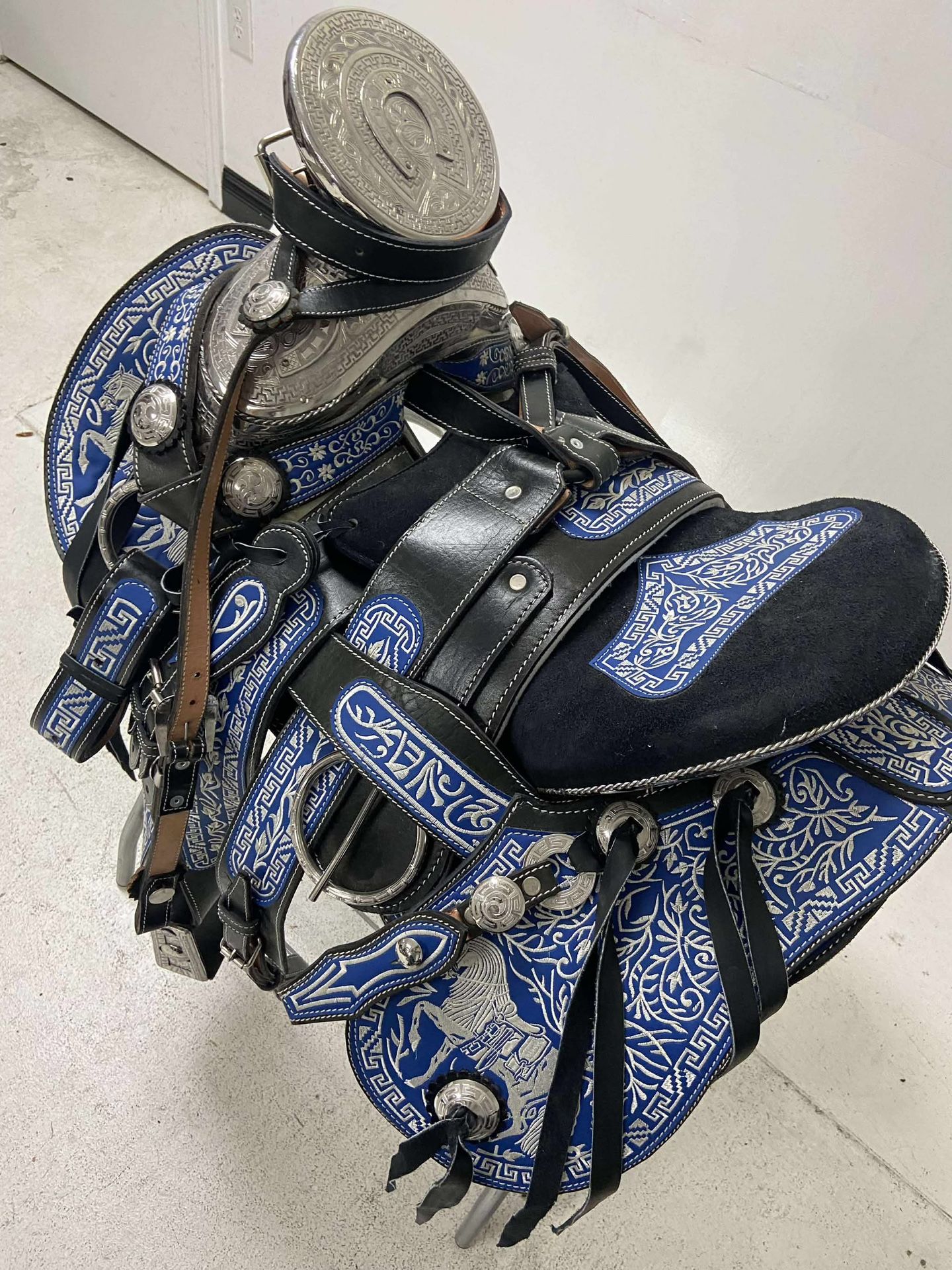 Montura charra súper bordada con Herrage y fuste plateado completo