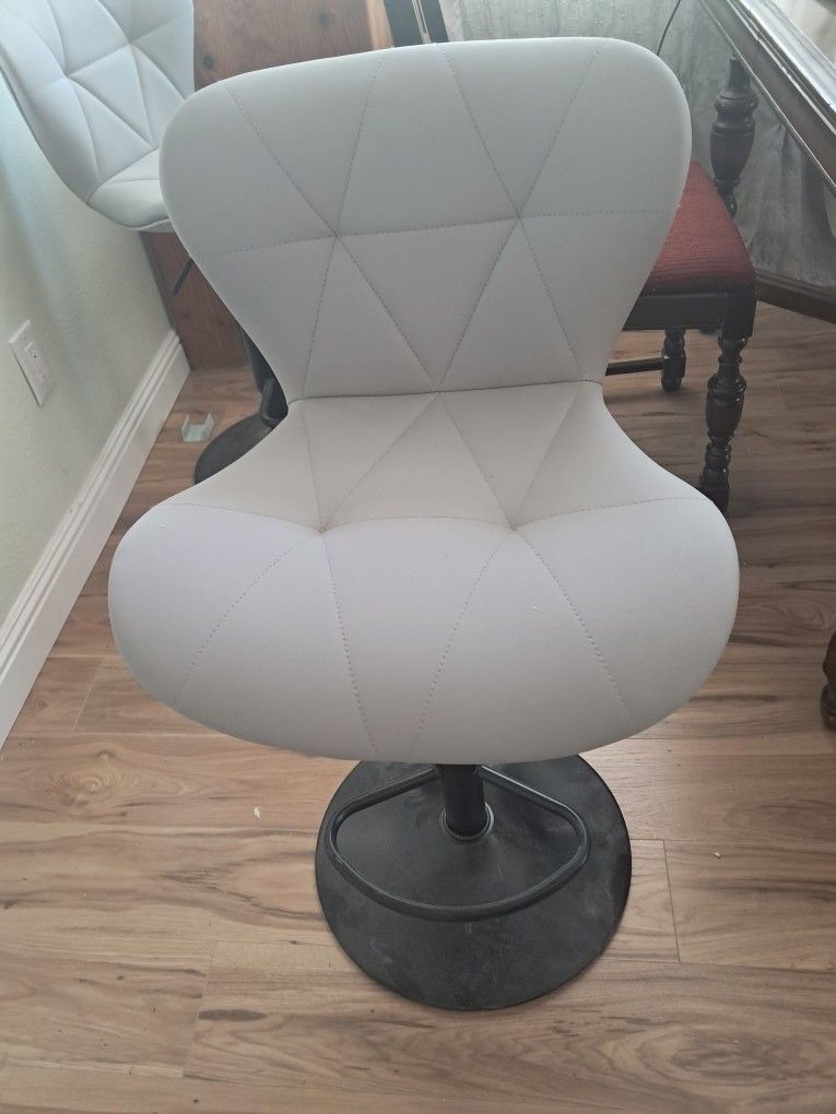 4 Bar Stools For Sale $25 Each