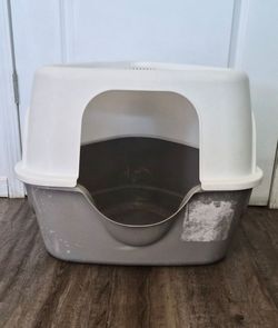 Extra-Large Hooded Corner Litter Box – Great Condition