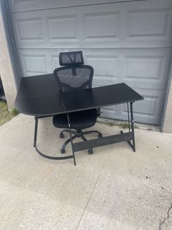 Black desktop  w/ chair