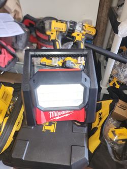 Firm Price🛑 M18 GEN-2 18v  Cordless 4000 Lms ROVER Flood Light Tool-Only. Precio Firme 🛑