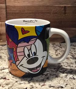DISNEY'S ~ Mickey Mouse coffee mug 10 oz. Romero Britto 2011 Disney. Artist signature inside cup. Like New.
$15 Firm Price.
✨️EXCELLENT PRE-OWNED CON