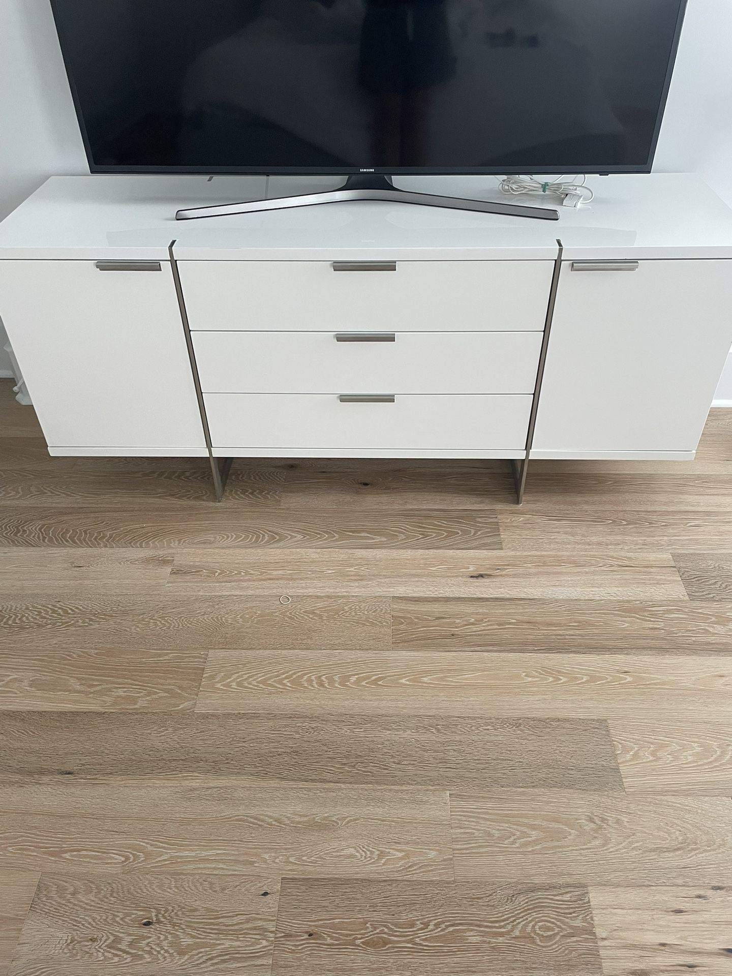 White Nearly Perfect Tv Stand/ Drawers/ Credenza 