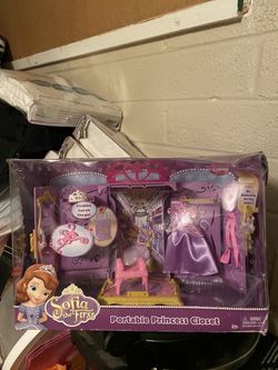 Toys portable sofia closet