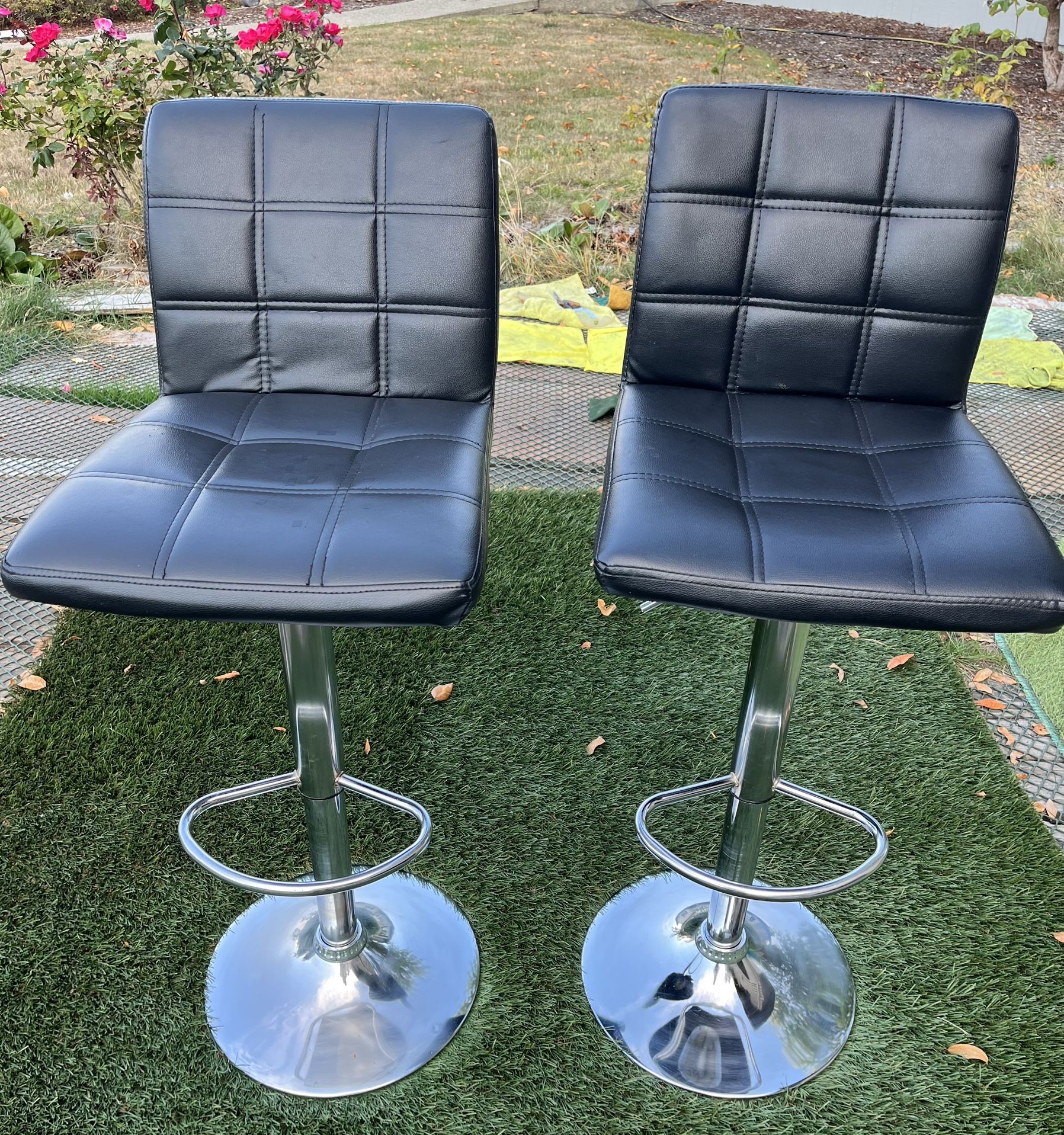 2 Black bar stools (in Des Moines) $45 each 