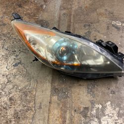 Mazda 3 Headlight Right Side https://offerup.com/redirect/?o=T0VNLk5P DAMAGE NO FOGGING