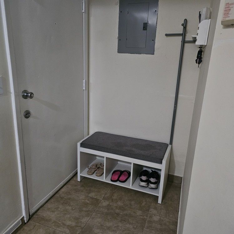 Beautiful Entryway Bench with Coat Rack – Stylish & Practical!