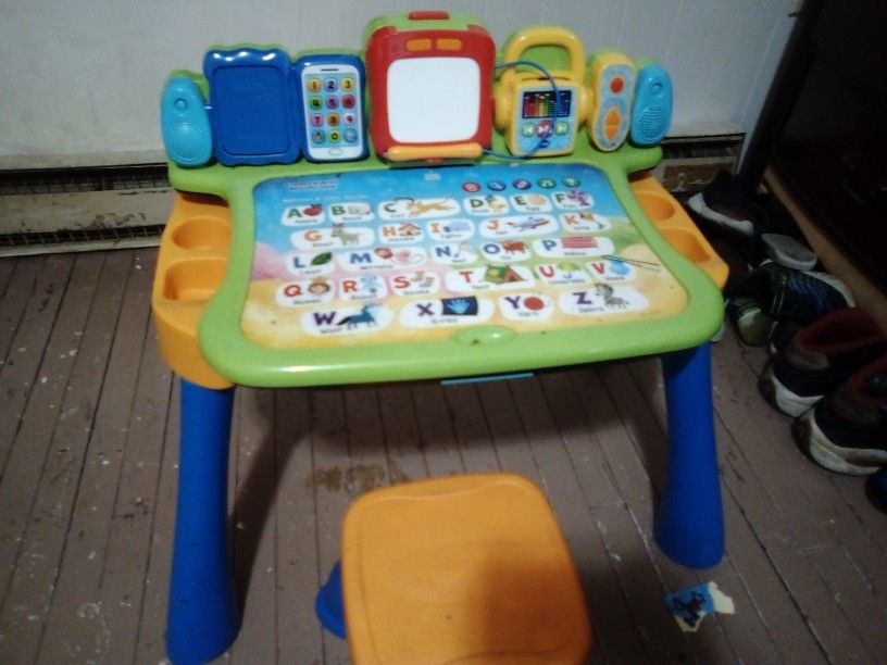 Toddler Desk And Art Easel 