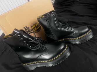 Dr martens men size 9 new