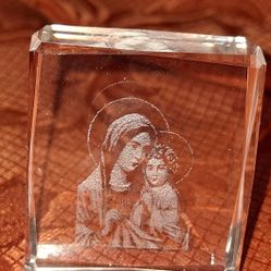 3D Laser Etched Madonna And Child, Mary And Jesus In Paperweight. P1R031