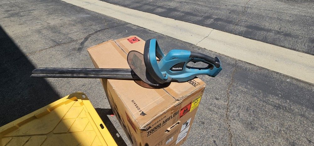 Makita 22" Cordless Hedge Trimmer