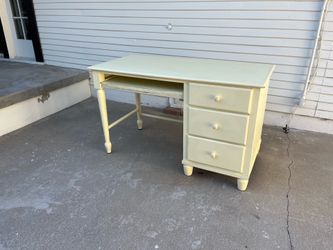 Girls desk. Creamy yellow