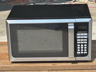 Hamilton Beach 0.9 Cu ft Countertop Microwave Oven in Stainless Steel