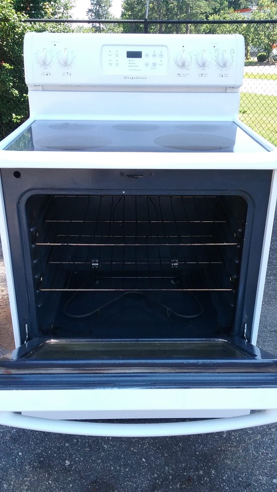 Frigidaire Glass top stove for Sale in Raleigh, NC OfferUp