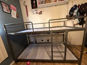 Twin size Bunk bed - 1 matress included