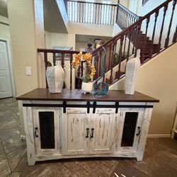 Beautiful White Farmhouse Console/tv Stand In Excellent Condition 