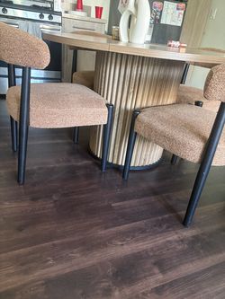 Round modern Table & Chairs