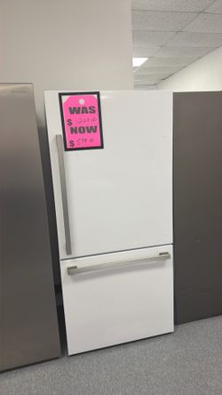 Ne scratch and dent Hisense bottom freezer top fridge. 1 year limited warranty