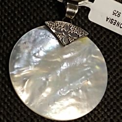 *MOTHER OF PEARL*/ THE MOST BEAUTIFUL GEM OF THE OCEAN./ 2" In Diameter.ON A 16"  STERLING SILVER CHAIN. I PURCHASED ALL ITEMS SEPARATELY. (NC-18214)