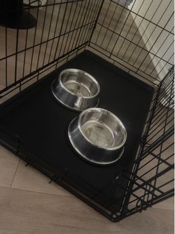 Dog crate plus bowls