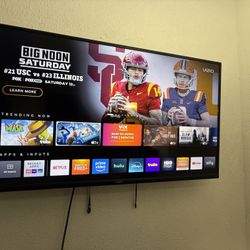 VIZIO 40 inch led tv  ..used but looks like new