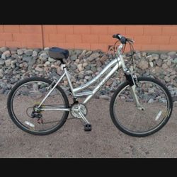 Hybrid Schwinn mountain bike front suspension, 26-in tires, 18-speed, hybrid, 18.5 in frame adjustable handlebars, shock absorber seat