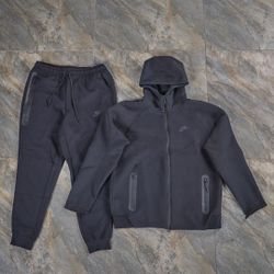 Black Nike Tech Fleece Sweatsuit