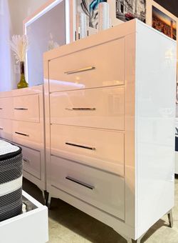 Beautiful High Gloss Chest 