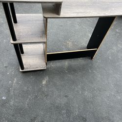 Small Computer Desk with Shelves – Good Condition