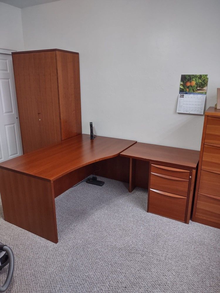 Executive Office Furniture Set In Cherry Wood