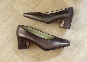 Nine West, Brown Leather Block Heel Pumps (2.25"). Size: 6.5