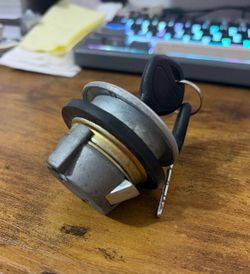 Locking metal motorcycle or scooter fuel gas cap with keys