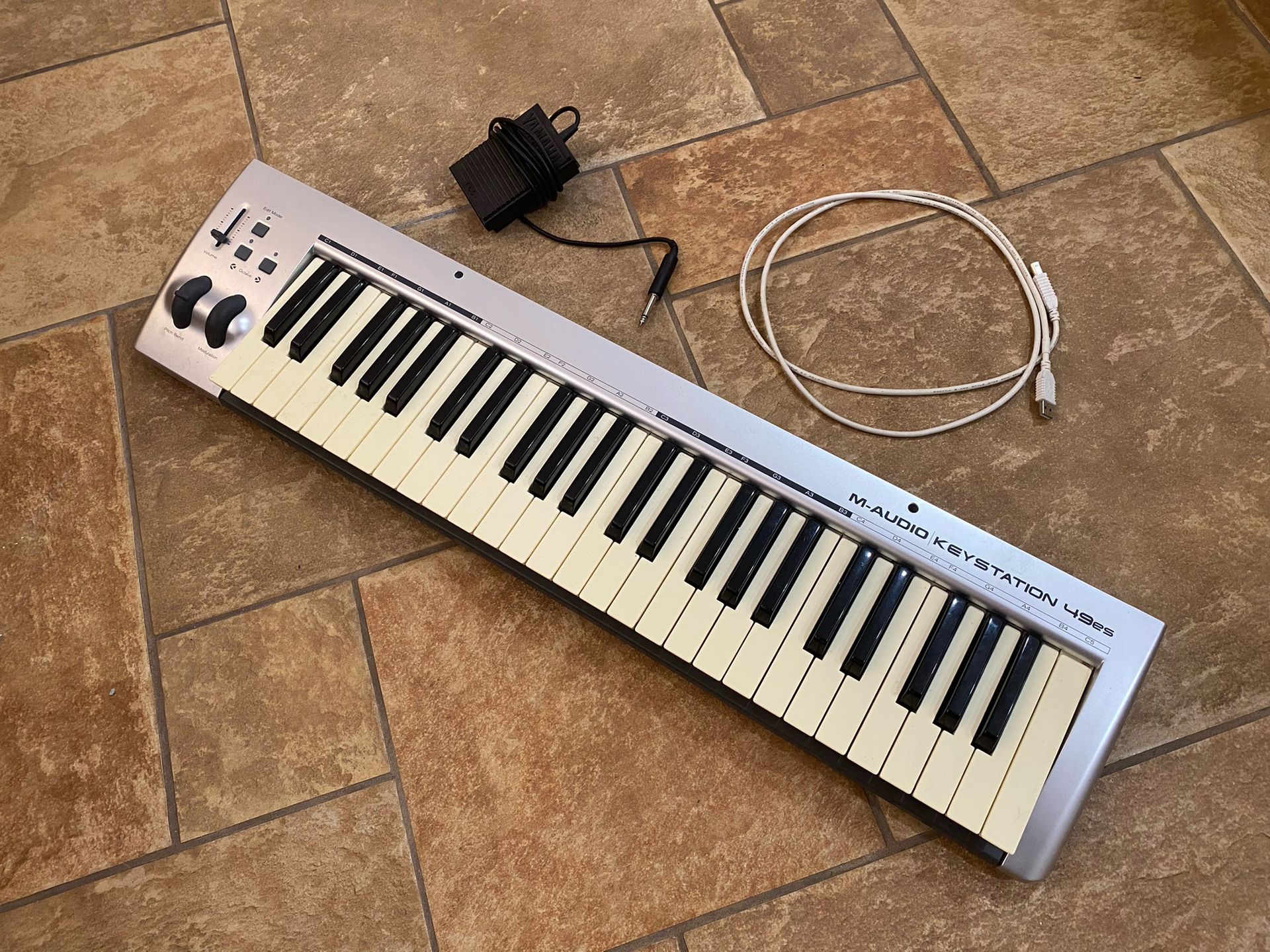M-Audio Keystation 49es + Yamaha Foot Sustain