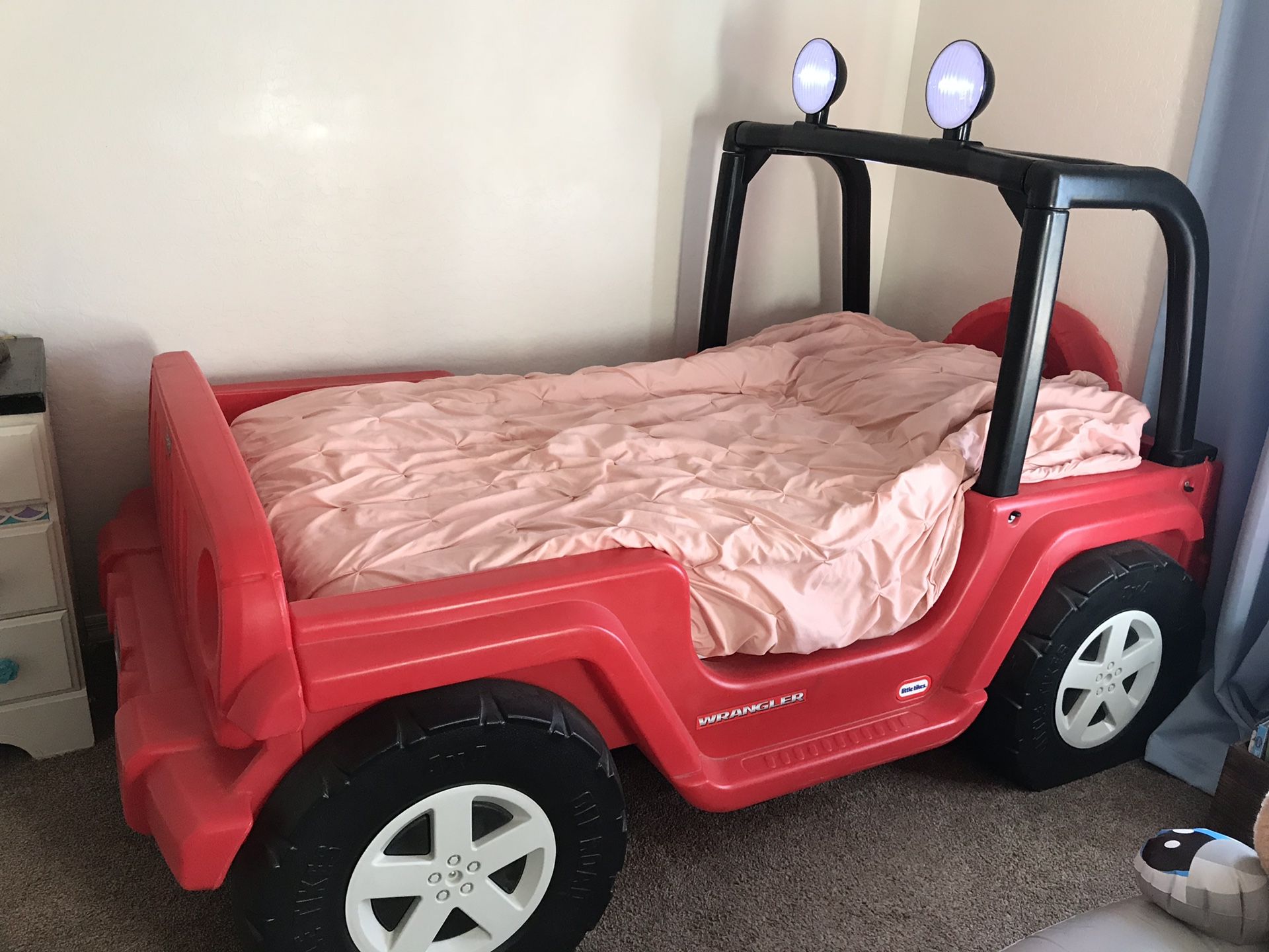 Little tikes Jeep Wrangler toddler to twin bed for Sale in Buckeye, AZ