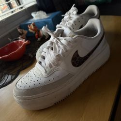 Women’s 7 1/2 Nike Shoes