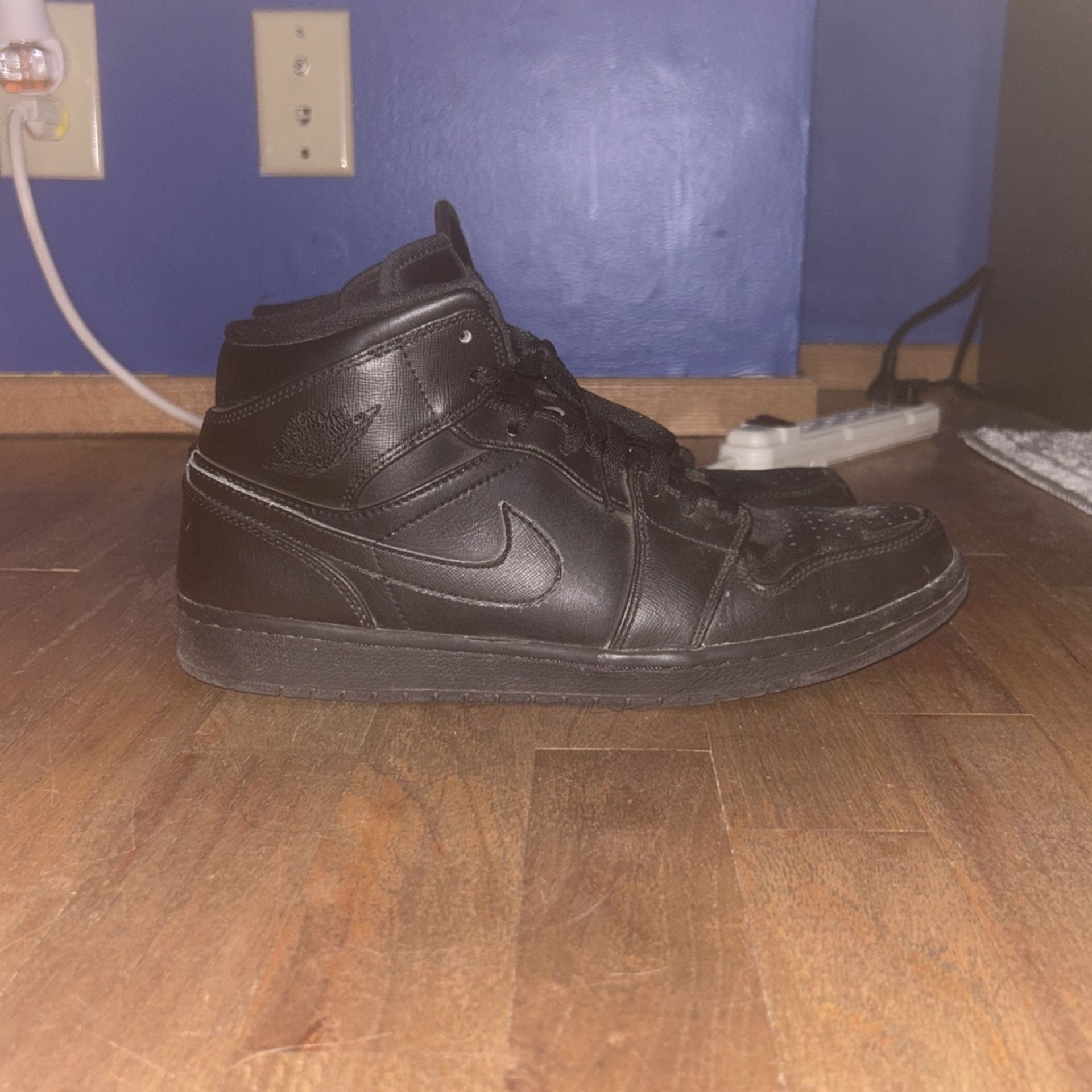 Jordan 1 Mid Triple Black 