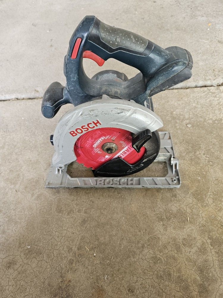 Bosch 18v Saw And 4.0 Amp Battery And Charger