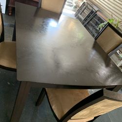 Comedor De Madera De Cuatro Sillas