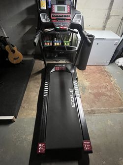 2020 Sole Fitness F63 Treadmill Excellent Condition Low Usage - Peotone, IL