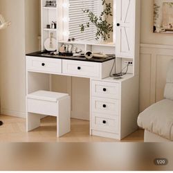 Like New Vanity Makeup Table with Mirror & Drawers