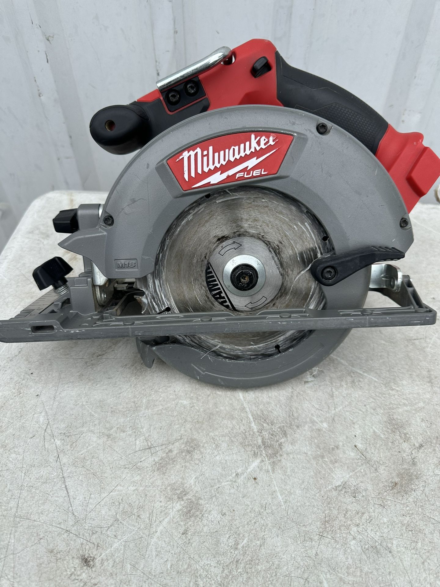 Milwaukee M18 FUEL 18V Lithium-lon Brushless Cordless 6-1/2 in. Circular Saw Used $165
