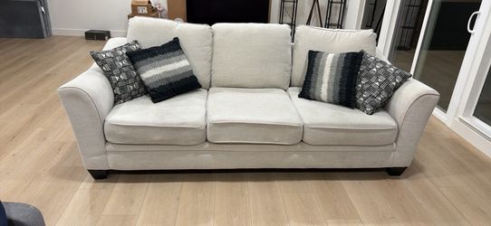 Living spaces 91” sofa