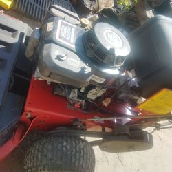 Se vende Esta maquina snapper comercial 36 jalando al cien en buenas condiciones lista pal travajo