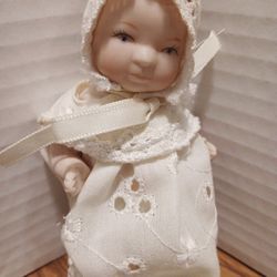 Miniature vintage Victorian Impex Porcelain baby doll. With bonnet and Bibed 7" Dress In great condition $35.