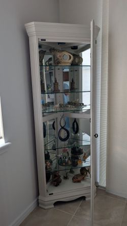 Curio  Corner Cabinet With light ,5 Glass.  Chelves